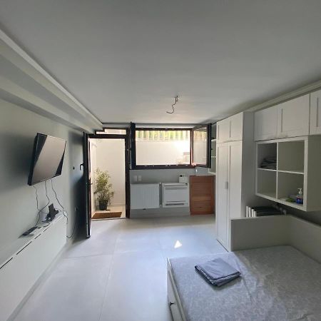 Minimalist Studio Behind Hilton Hotel Athens Exterior photo