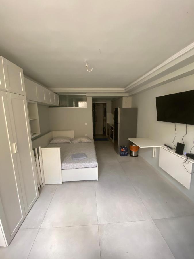 Minimalist Studio Behind Hilton Hotel Athens Exterior photo